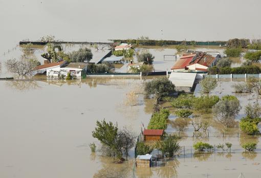 Vista aérea de tierras y propiedades anegadas por las desbordadas aguas del Ebro