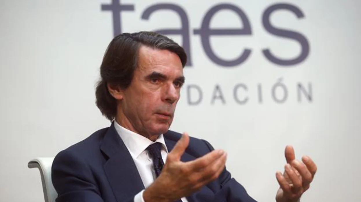 Aznar aconseja a Vox que «piense con más calma» su idea de querer acabar con las autonomías