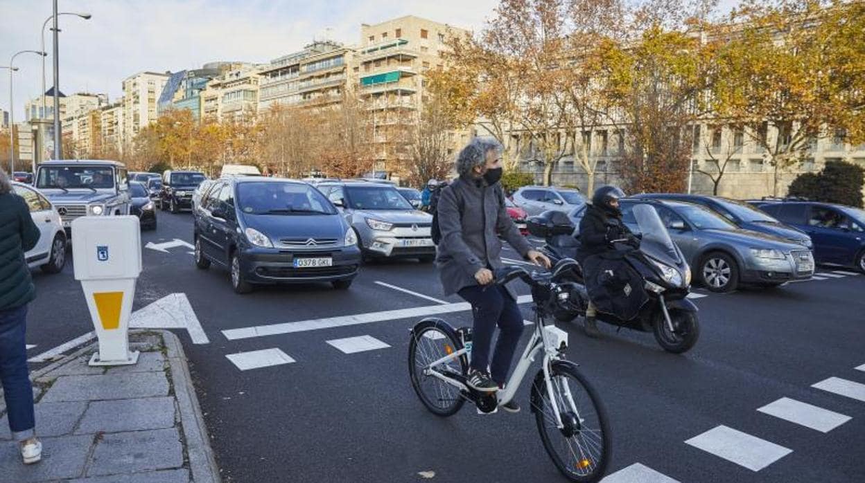 Un usuario de Bicimad circula por el paseo de la Castellana donde está previsto construir un carril bici