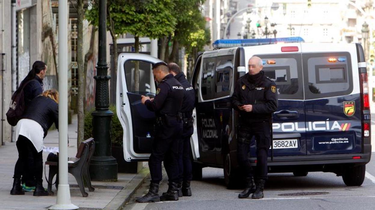 Agentes de Policía intervienen en Vigo, en una imagen de archivo