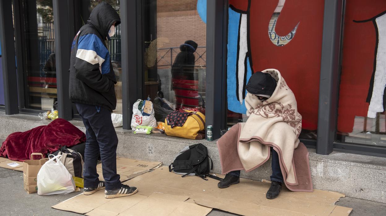 Dos personas sin techo, en una calle de Madrid