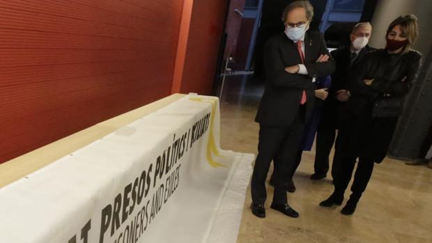 Torra convierte en pieza de museo la pancarta que causó su inhabilitación