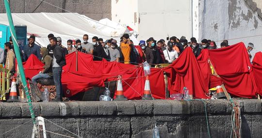 Inmigrantes en el muelle de Arguineguín