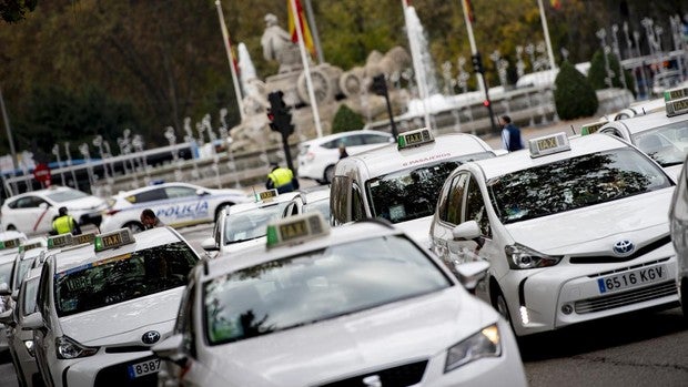 El Ministerio de Transportes bloquea la reducción al 50% de la oferta de los taxis de forma inmediata