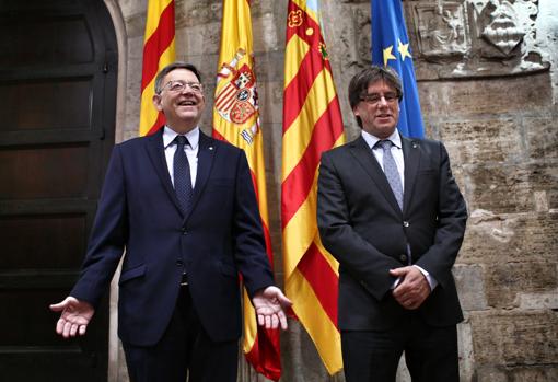 Imagen de Ximo Puig y Carles Puigdemont tomada en Valencia en 2016