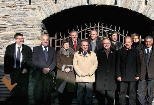Imagen de Ximo Puig, a la izquierda, tomada en 2009 junto a los integrantes de la Fundación Ramón Llull