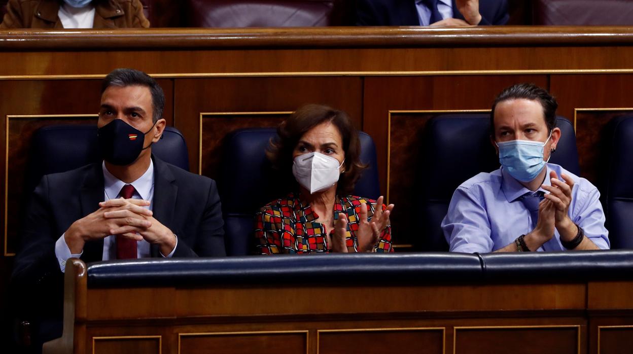 El presidente del Gobierno, Pedro Sánchez, junto con la vicepresidenta primera Carmen Calvo y el vicepresidente segundo, Pablo Iglesias