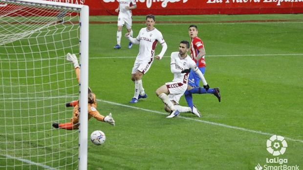 0-0: Meritorio empate bajo la lluvia del Albacete en El Molinón