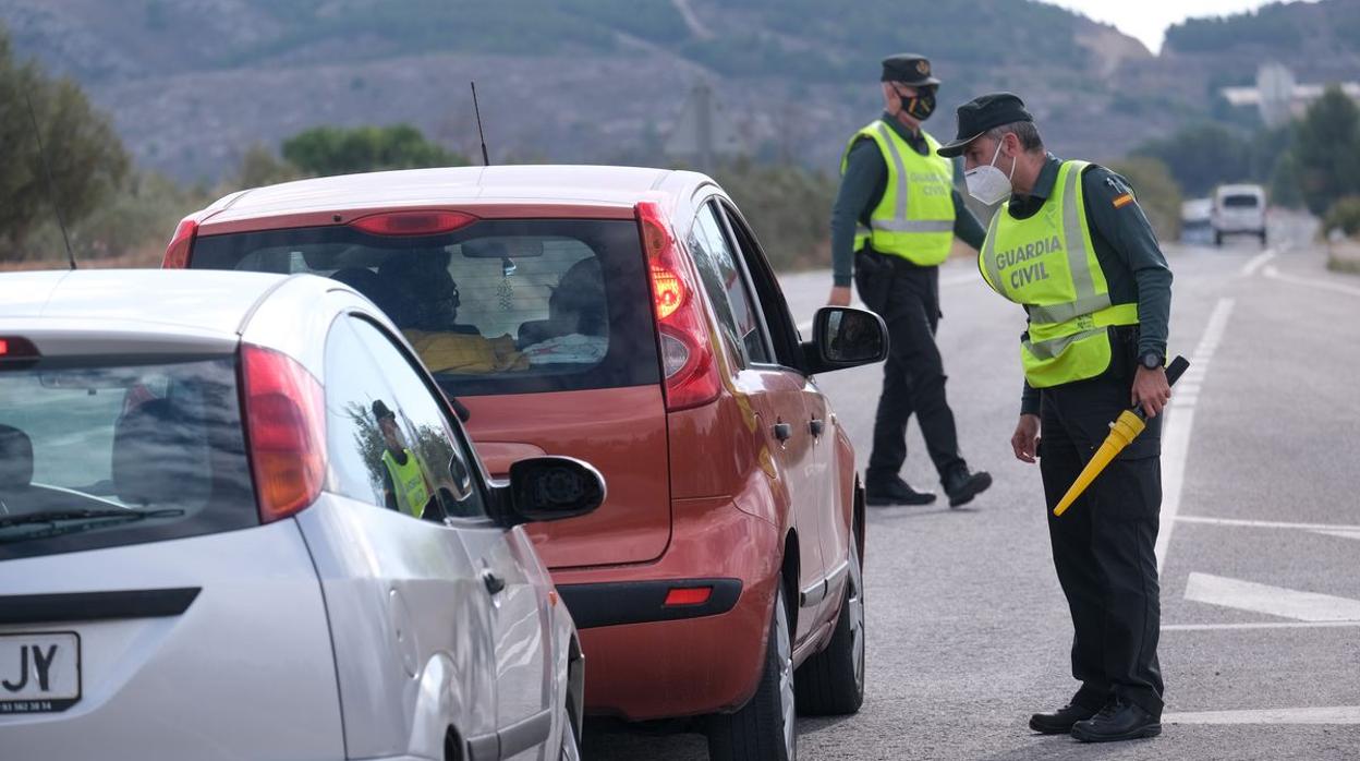 Agentes de la Guardia Civil controlan los accesos y salidas durante estos días de cierre perimetral