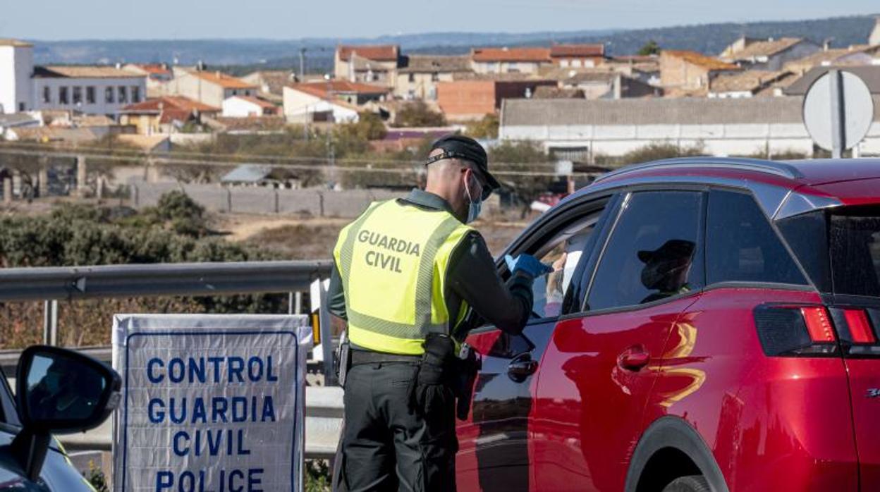 Control de la Guardia Civil para vigilar el cierre perimetral en la Comunidad Valanciana por el coronavirus