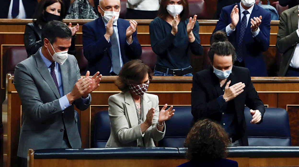 Pedro Sánchez, Carmen Calvo y Pablo Iglesias, ayer, en el Congreso de los Diputados