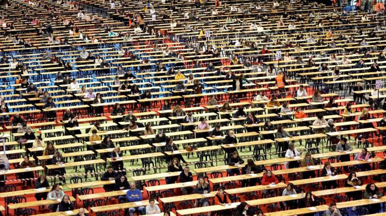 Opositores se examinan en Silleda el pasado mes de febrero, antes de la pandemia