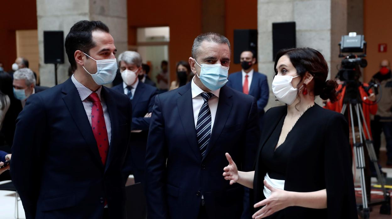 La presidenta Díaz Ayuso, junto al Delegado del Gobierno en Madrid, José Manuel Franco (centro) y el vicepresidente Ignacio Aguado