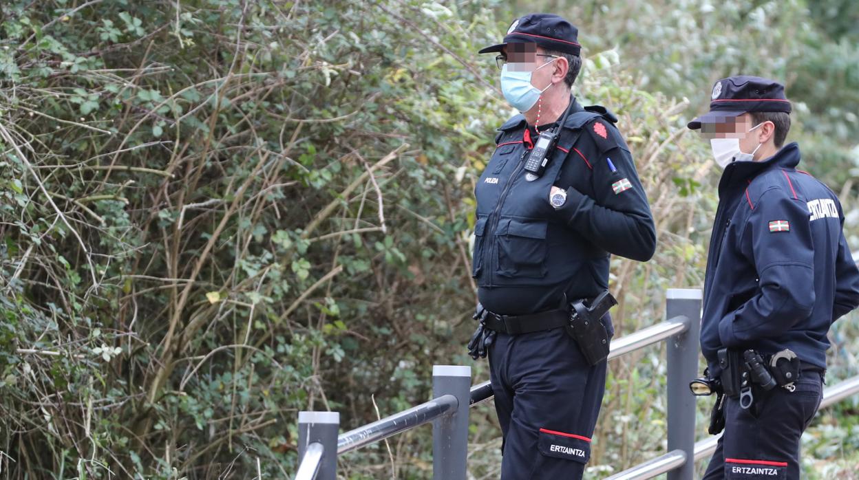 La Ertzaintza detiene a dos personas por el caso de las piernas aparecidas en un monte de Baracaldo