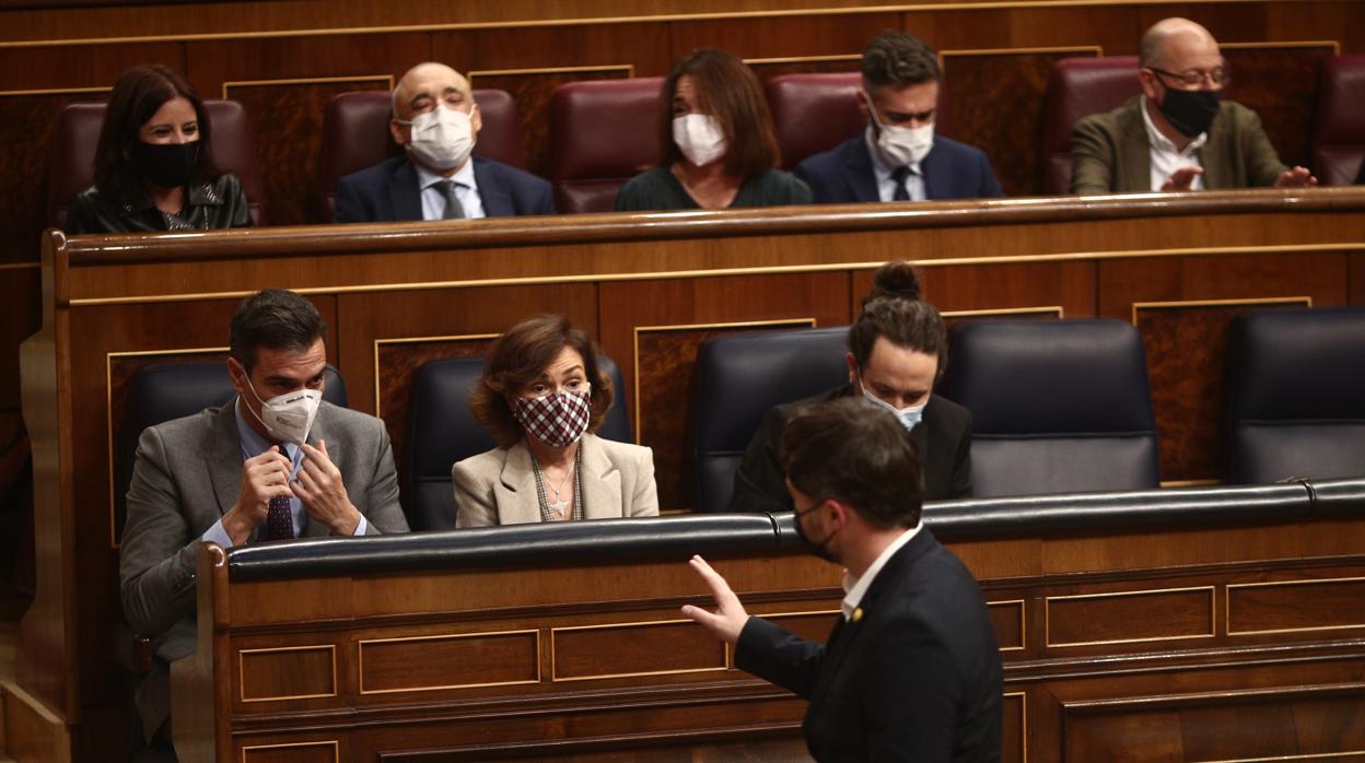 El portavoz parlamentario de ERC, Gabriel Rufián, el presidente del Gobierno, Pedro Sánchez, la vicepresidenta primera del Gobierno, Carmen Calvo y el vicepresidente segundo, Pablo Iglesias