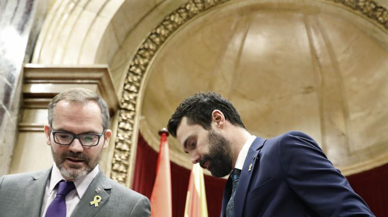 Josep Costa (JpC) y Roger Torrent (ERC) en el Parlamento catalán