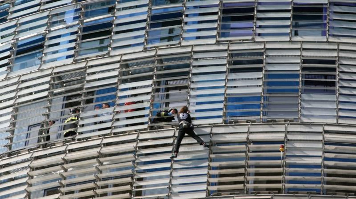 No es la primera vez que alguien escala la torre, en la imagen, una acción en 2006