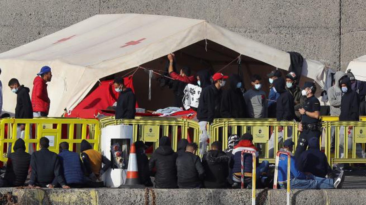 Inmigrantes en Arguineguín tras ser rescatados por Salvamento Marítimo