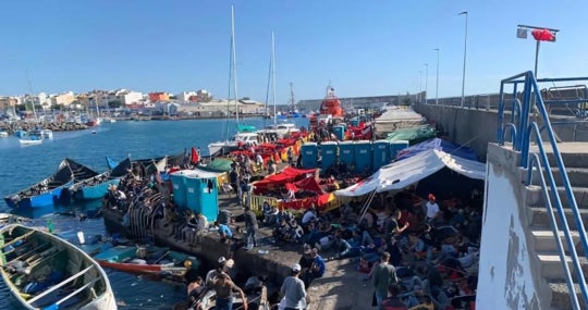 Cayucos y pateras en el muelle de Arguineguín el mes pasado