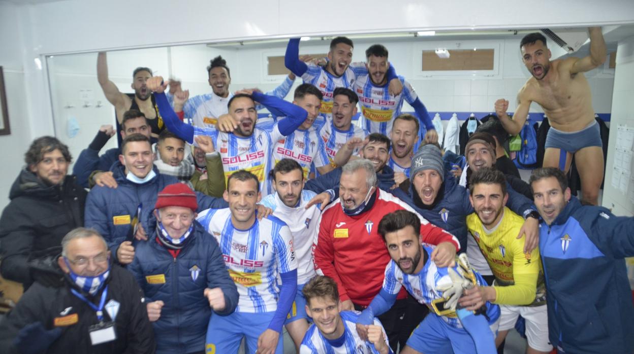 Los jugadores del Villarrubia celebran la victoria