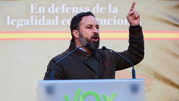 Abascal alerta de que el Gobierno de Sánchez es el «mayor enemigo» de la Constitución