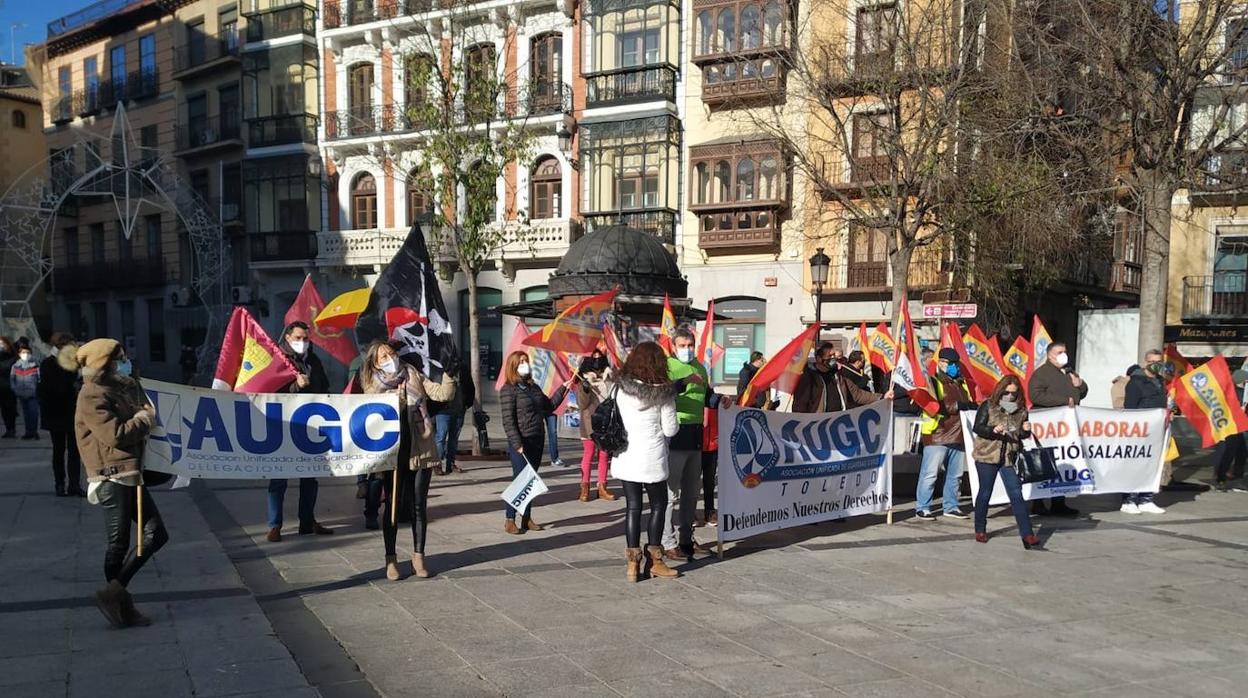 La AUGC, asociación convocante de concentraciones este domingo en toda España, ha protestado también en la plaza de Zocodover de Toledo