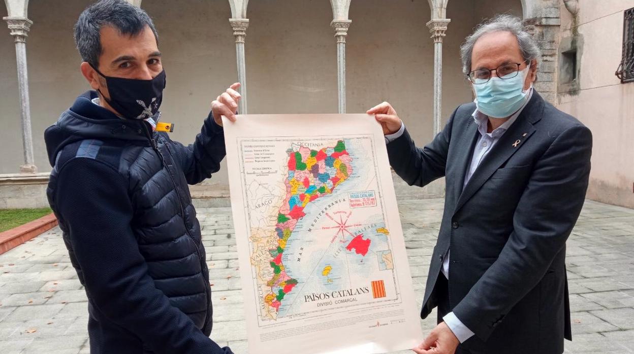 Foto difundida por Quim Torra en su cuenta de Twitter con el mapa de los «países catalanes» presentado en Ibiza hace unos días