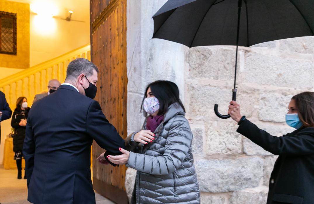 Page recibe a la ministra a las puertas del Palacio de Fuensalida (Toledo)