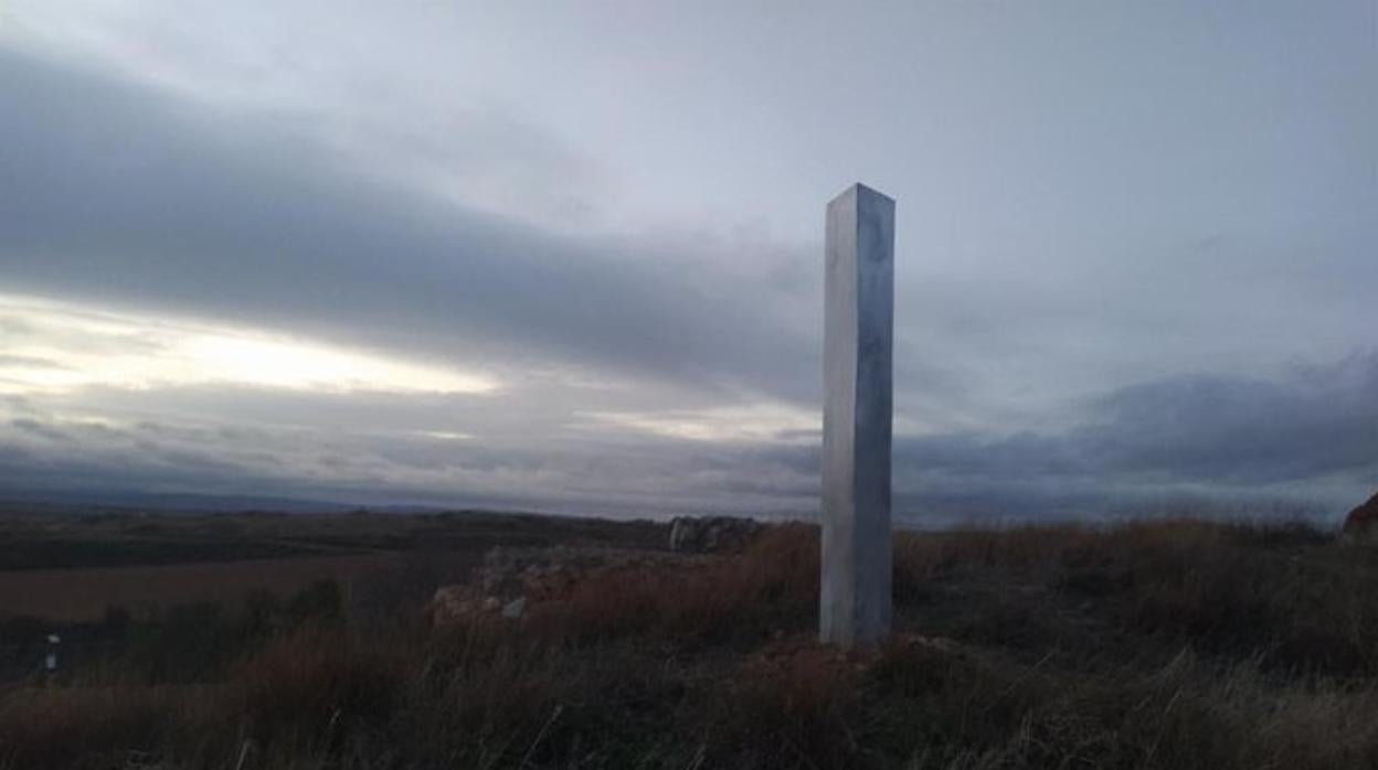 Monolito metálico entre las ruinas de una antigua iglesia en Ayllón (Segovia)