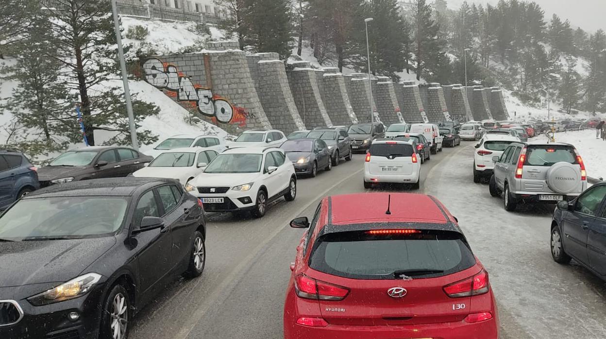 Miles de coches colapsan la carretera de acceso al Puerto de Navacerrada