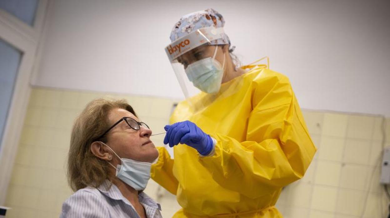 Una mujer se somete a una prueba de antígenos