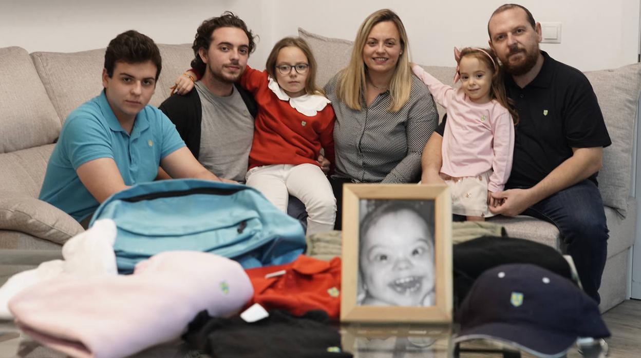 Imagen de la familia del pequeño Matías que ha puesto en marcha este proyecto solidario