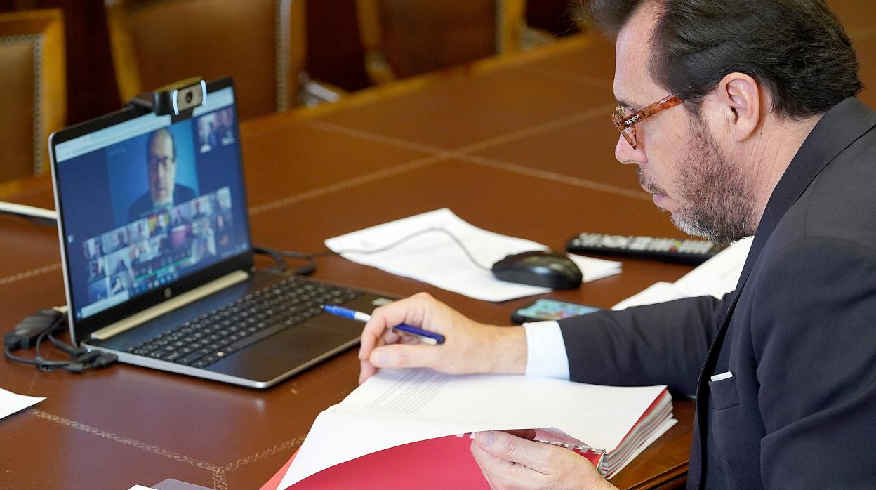 El alcalde Óscar Puente, durante un pleno telemático