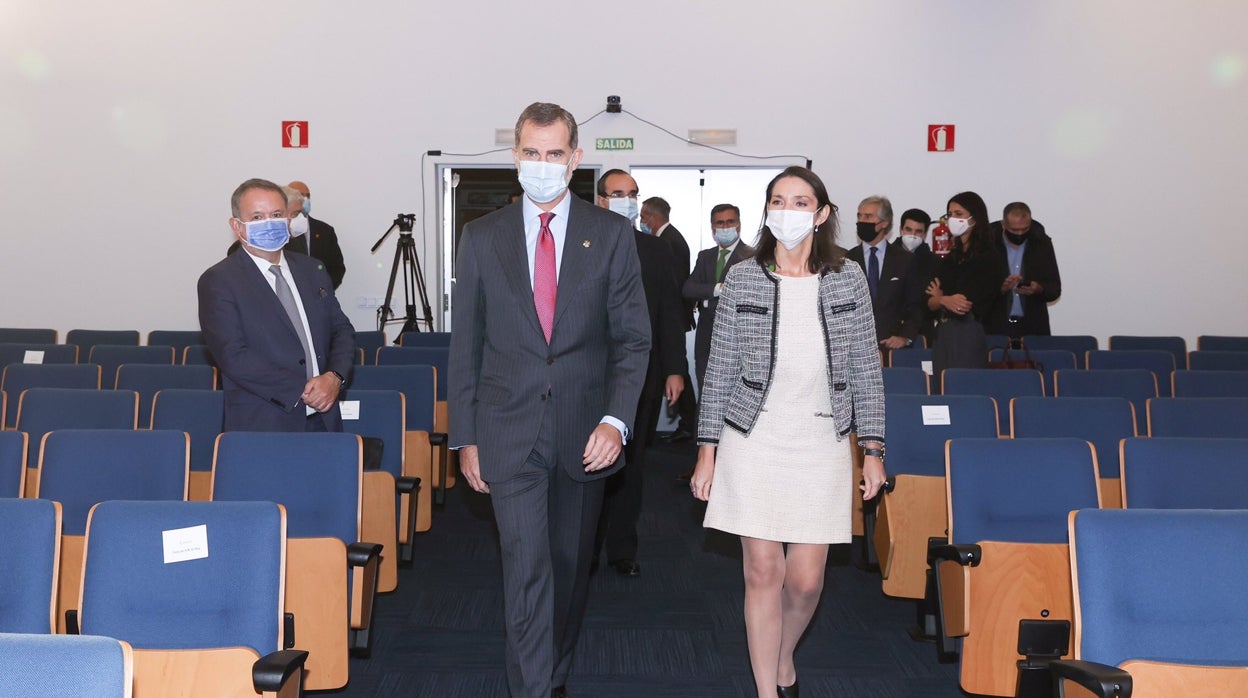 Don Felipe con la ministra Reyes Maroto en la Cumbre de Internacionalización