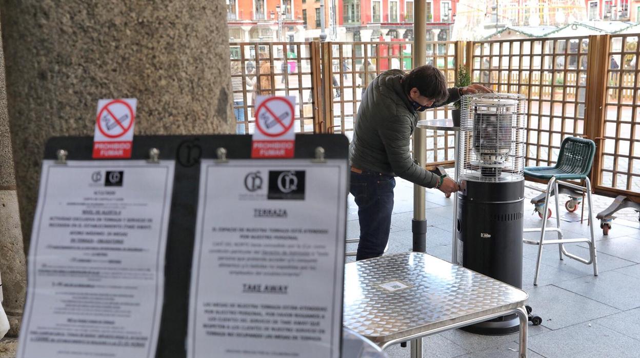 Acondicionamiento de una terraza en Valladolid el pasado viernes, día en que se permitió su apertura