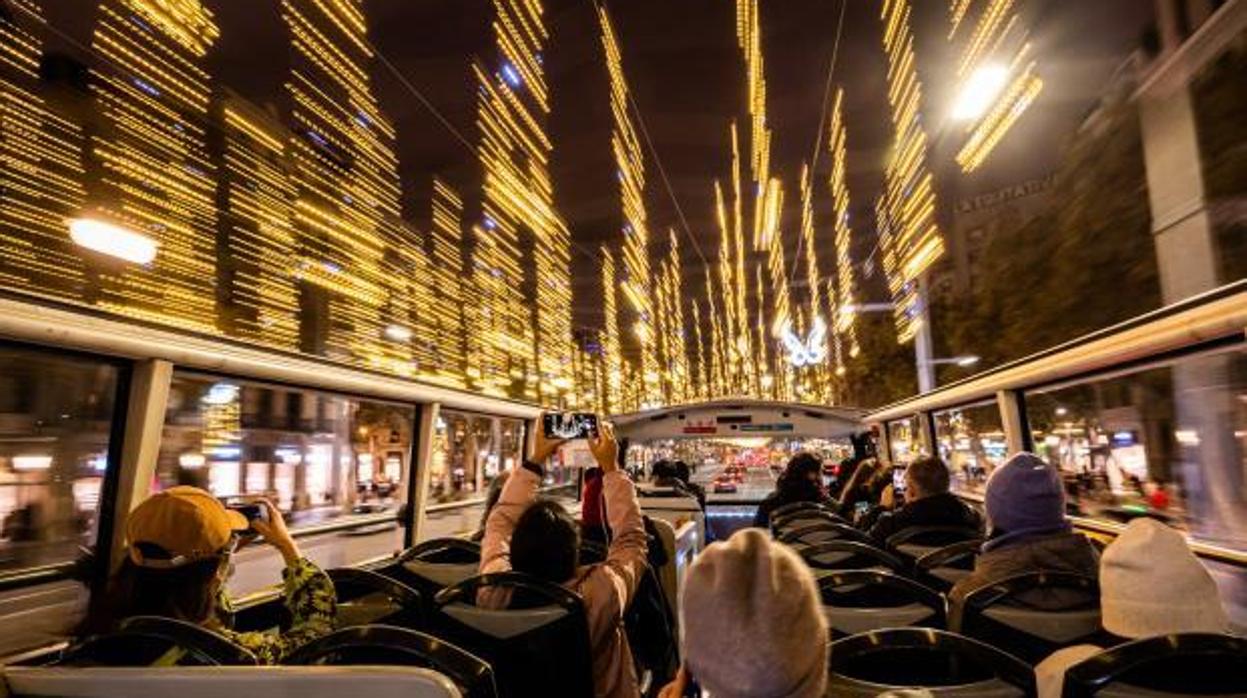 Un recorrido nocturno en bus por los espacios más emblemáticos de Barcelona permite descubrir las tradiciones navideñas catalanas.