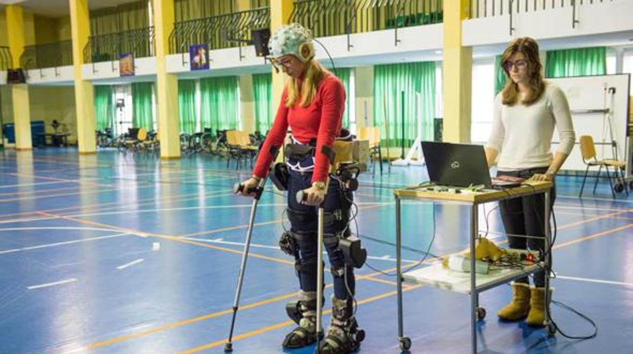 Una paciente del hospital se ayuda de un exoesqueleto para caminar, en una fotografía de archivo