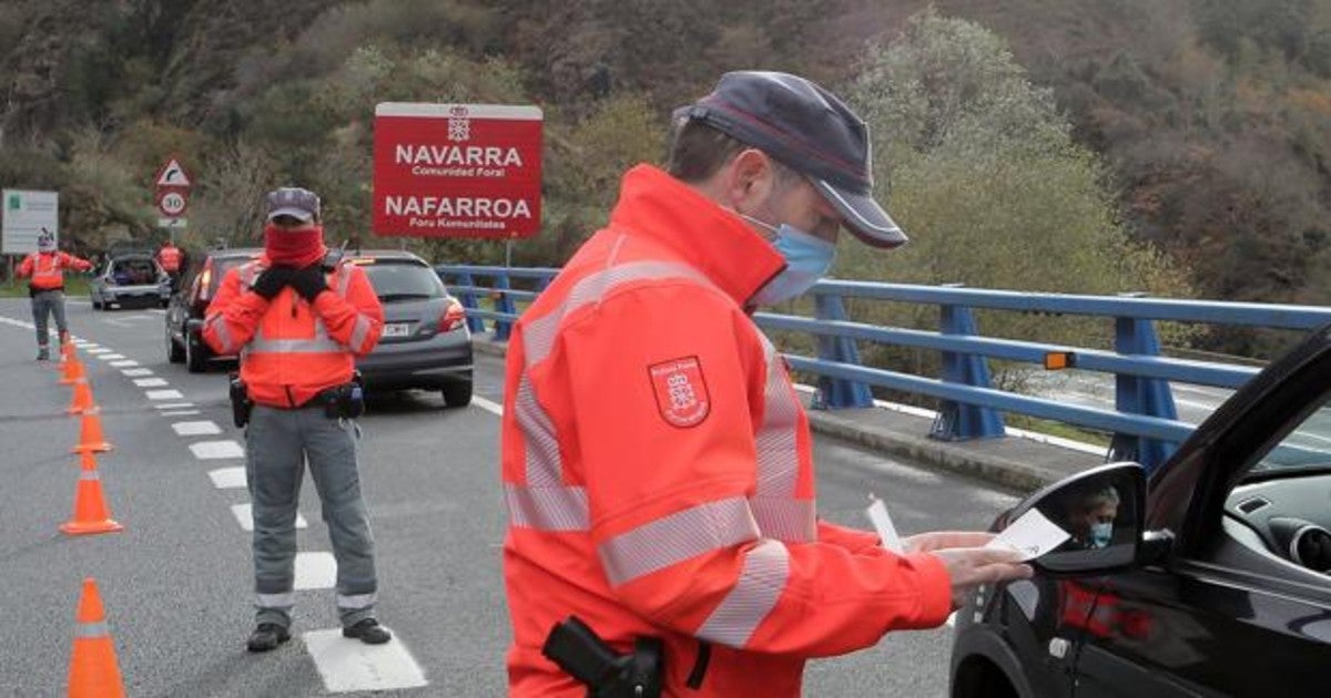 Imagen de los controles del cierre perimetral de POlicía Foral durante los festivos pasados. EFE