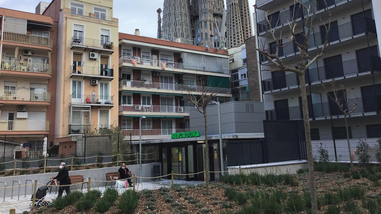 Exterior del nuevo supermercado Mercadona junto a la Sagrada Familia