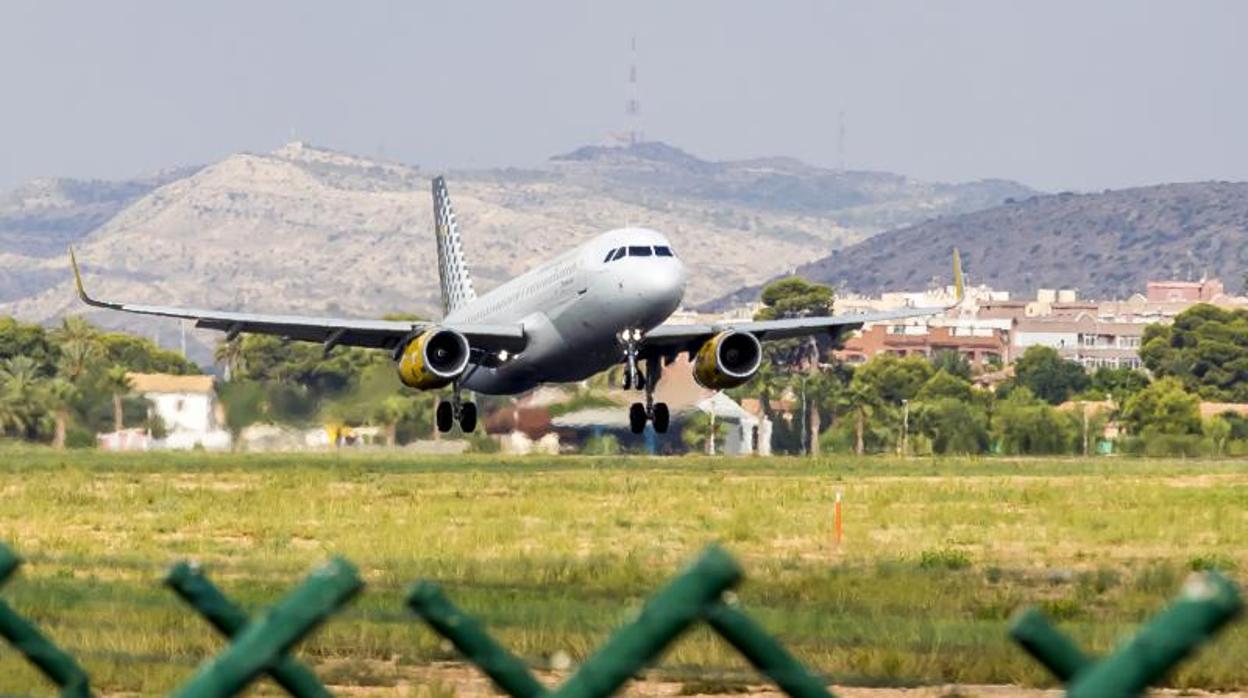 Un avión despegando del aeropuerto de Alicante-Elche