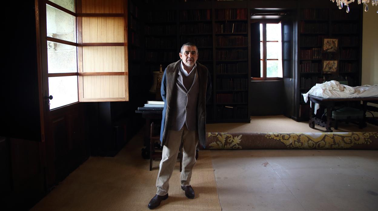 Martínez-Bordiú, en la biblioteca que todavía se conserva de Pardo Bazán en la Torre de la Quimera