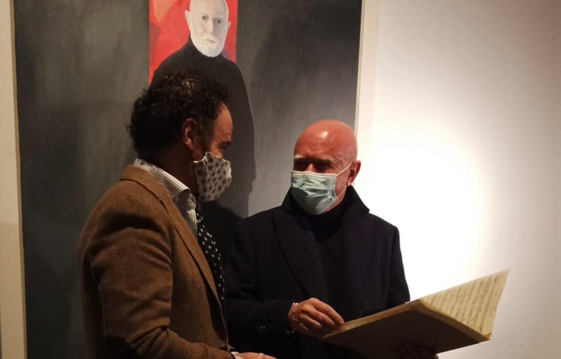 Zárate entrega a Roberto Polo su partitura ante el retrato del coleccionista