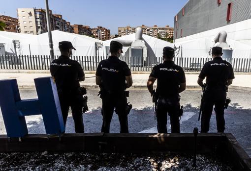 Imagen de unos agentes de la Policía Nacional tomada junto al hospital de campaña de la Generalitat en Alicante