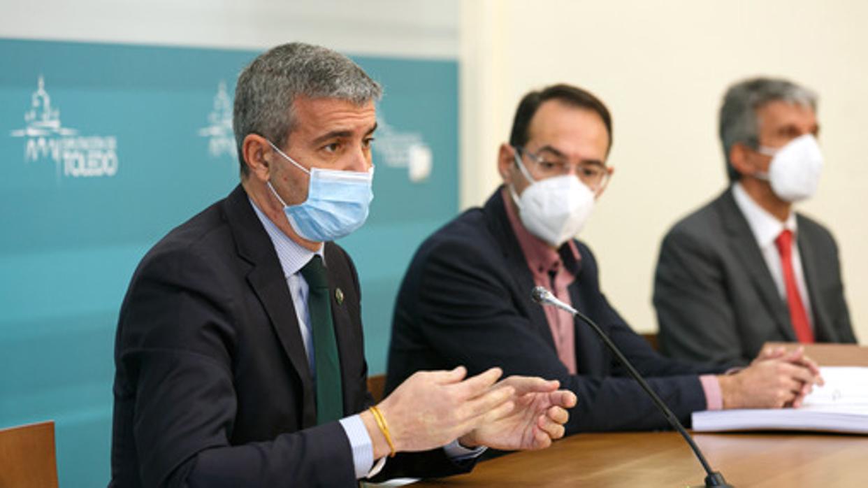 Álvaro Gutiérrez, junto a Santiago García y José Pablo Sabrido, durante la presentación de las cuentas