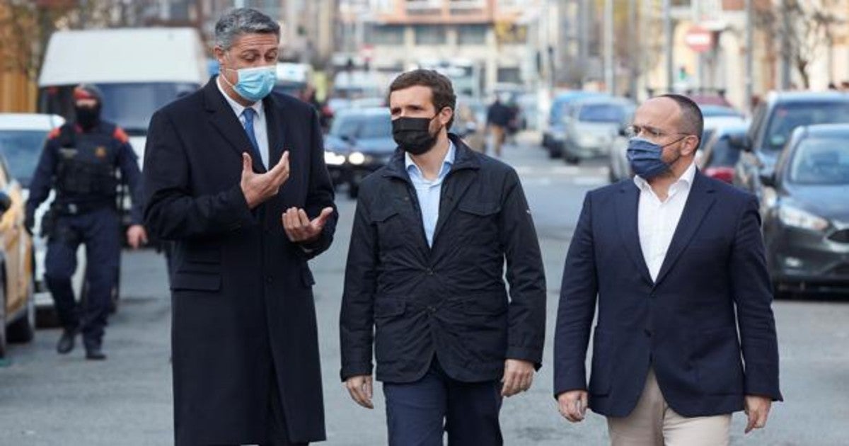 El presidente del PP, Pablo Casado, durante su visita a la nave ocupada donde ocurrió el incendio en Badalona