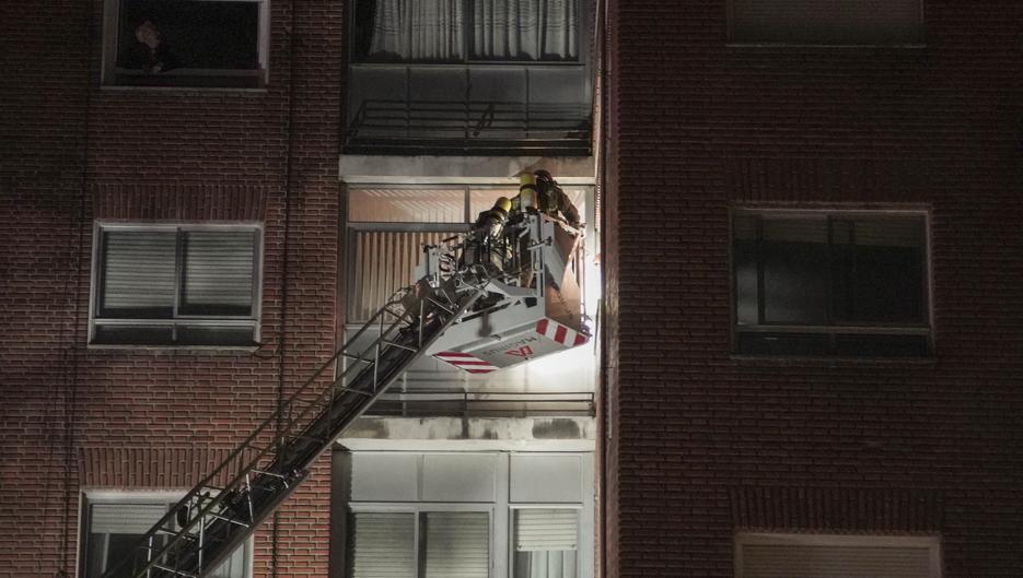 Una anciana, su vecina y un Policía Local intoxicados en el incendio de un piso de la calle Italia de Valladolid