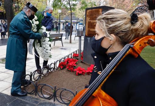 El alcalde de Zaragoza, Jorge Azcón, juntoa un mando de la Guardia Civil, en el acto de homenaje a las víctimas de la casa-cuartel que tuvo lugar este jueves