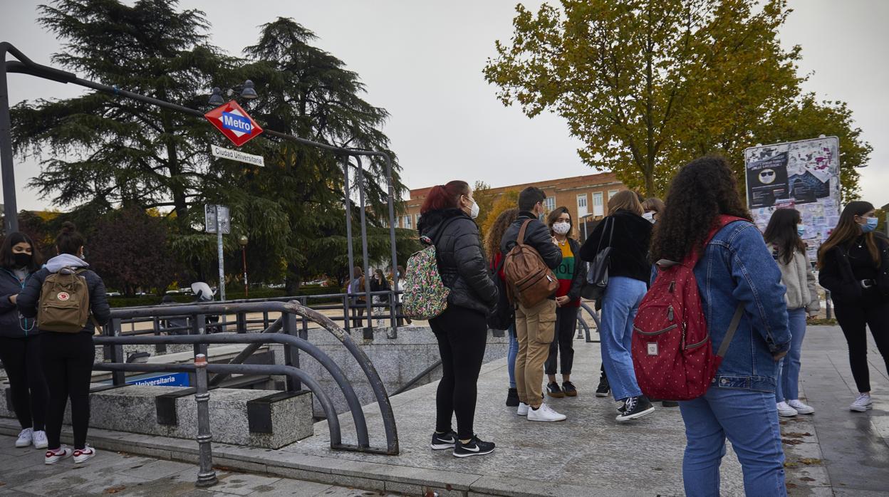 Varios jóvenes universitarios a la salida de la estación de Metro del campus de la Complutense