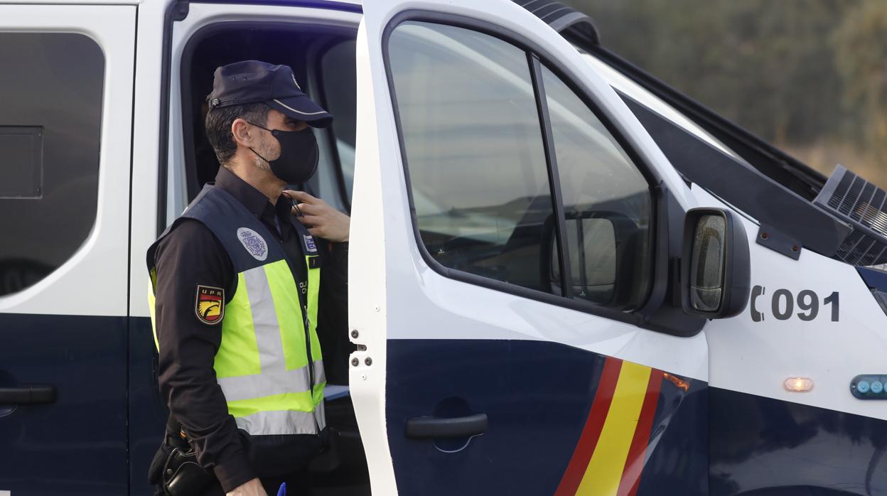 Un policía nacional hace un control por las restricciones