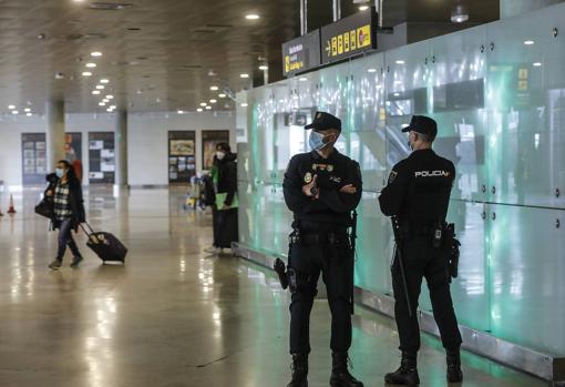 Imagen de agentes de la Policía Nacional en la zona de llegadas de viajeros del Aeropuerto de Valencia